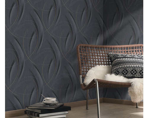 Dekoratívna nástenná dekorácia s tmavou tapetou a grafickým vzorom v obývacej izbe.