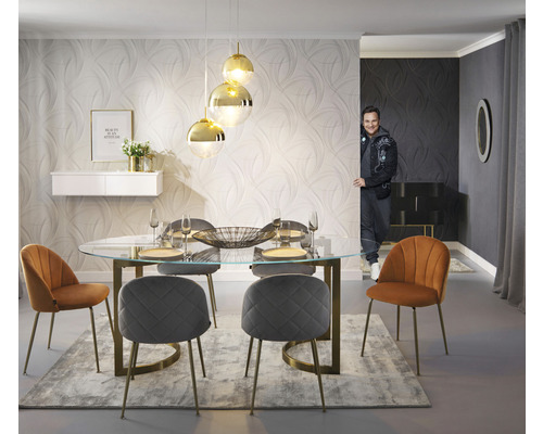 Jedáleň s oválnym skleneným stolom, stoličkami so zamatovým poťahom, závesným svietidlom so sklenenými guľami a štruktúrovanou tapetou