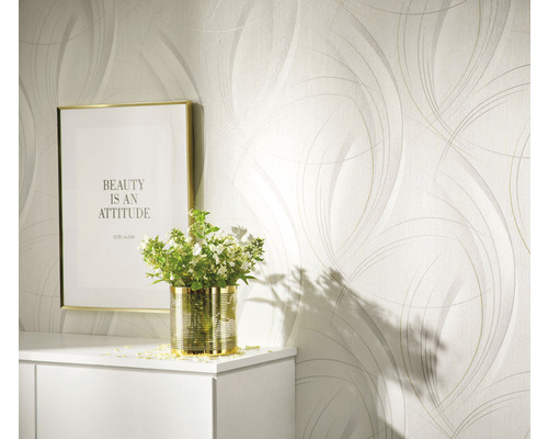 Tapeta s grafickým vzorom v obývacej izbe