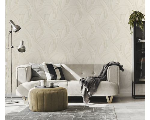 Obývacia izba s pohovkou, kobercom, stojacou lampou a tapetou s abstraktným vzorom pre svetlú a priateľskú atmosféru.