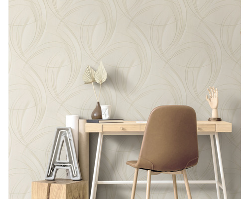 Scéna so vzorovanými tapetami, stolom a stoličkou.