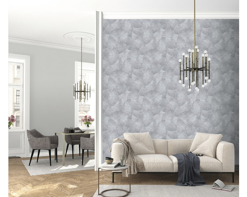 Svetlá obývacia izba s pohovkou, stolom, stoličkami, lampou a vzorovanou tapetou