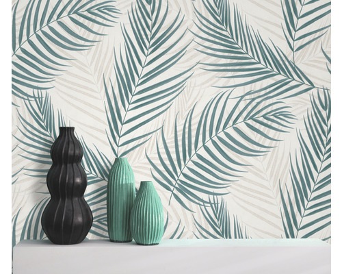 Dekoratívna tapeta s palmovým vzorom a vázy na polici