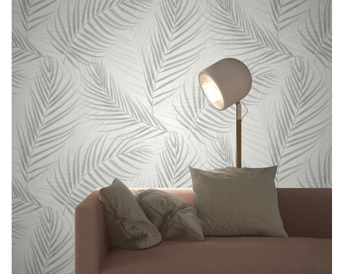 Obývacia izba s pohovkou, stojacou lampou a tapetou so vzorom listov