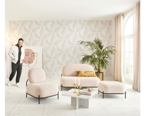 Svetlá obývacia izba s ružovou pohovkou, kreslom, stoličkou, mramorovým stolom, palmou a mužom