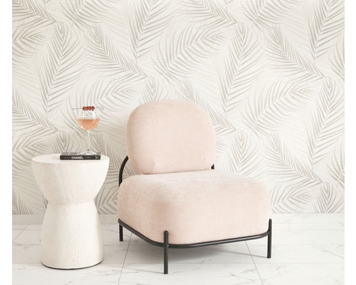 Scéna s kreslom, odkladacím stolíkom, koktailom a vzorovanou tapetou