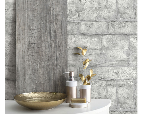 Zátišie kúpeľne s dreveným panelom a tapetou imitujúcou murivo