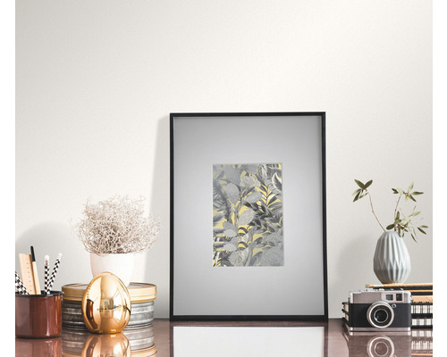 Dekoratívna scéna s motívom listu v ráme na stene