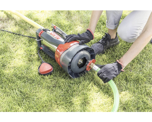 Osoba pripája záhradnú hadicu k záhradnému čerpadlu AL-KO