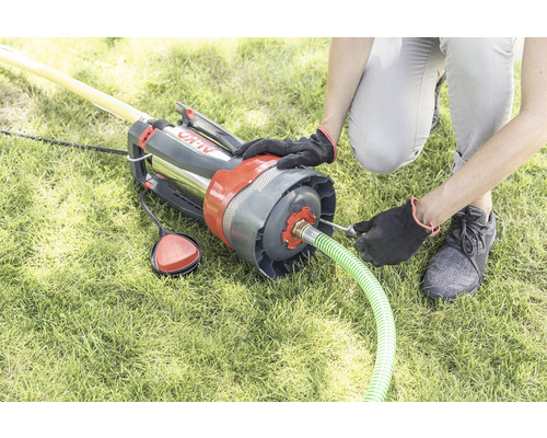 Ponorné čerpadlo AL-KO s pripojením hadice inštalované na trávniku