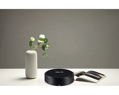 Inteligentné infračervené ovládanie na stole s vázou a časopisom