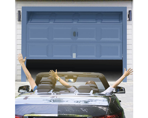 Otvorená garážová brána s vodičmi v kabriolete