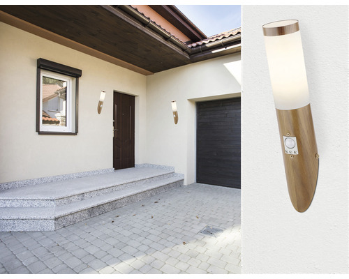 Exteriér domu s drevenými nástennými svietidlami