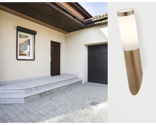 Vonkajší pohľad na dom s nástenným svietidlom z dreva a opálového skla