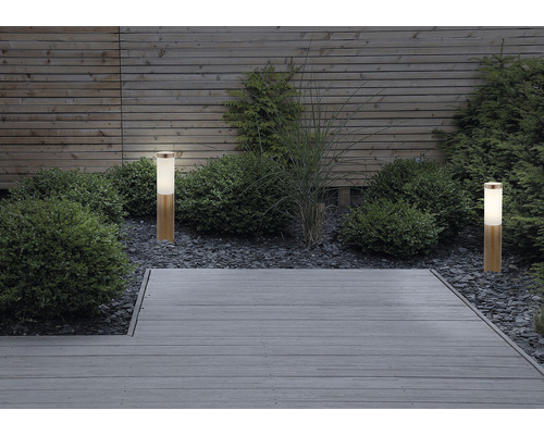 Osvetlenie záhrady s dvoma stojacími lampami pozdĺž drevenej terasy