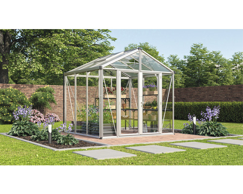 Skleník s policami na rastliny v záhrade