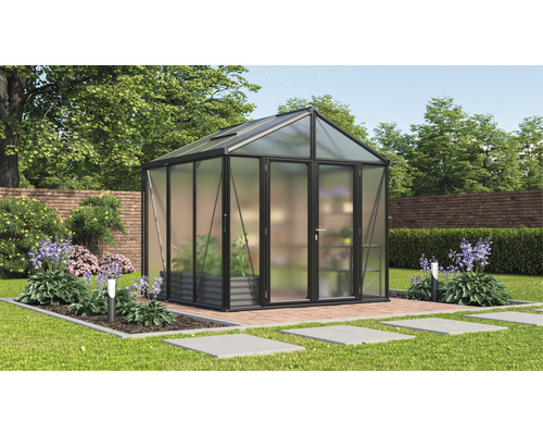 Sklenený a kovový skleník v záhrade