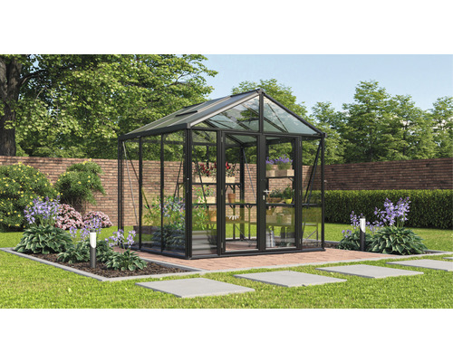 Skleník v záhrade s rastlinami a kvetinami