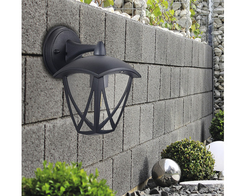 Čierne vonkajšie nástenné svietidlo na šedej stene