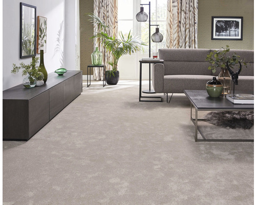 Obývacia izba s kobercom, pohovkou a obývacím nábytkom.