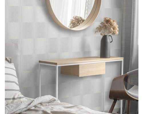 Spálňa s geometrickou tapetou, konzolou, zrkadlom a dekoráciou