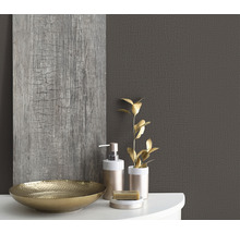 Zátišie v kúpeľni s miskou, dávkovačom mydla a dreveným stenovým panelom