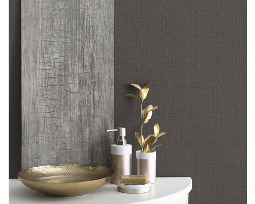 Zátišie v kúpeľni s miskou, dávkovačom mydla a dreveným stenovým panelom