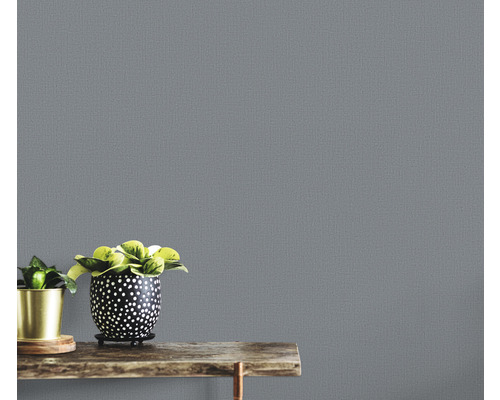 Detail šedej textilnej tapety