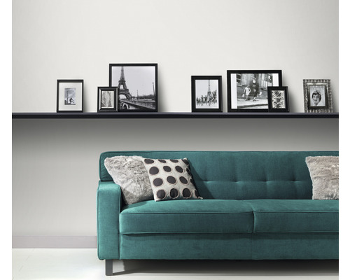 Izba s pohovkou, poličkou a fotorámčekmi