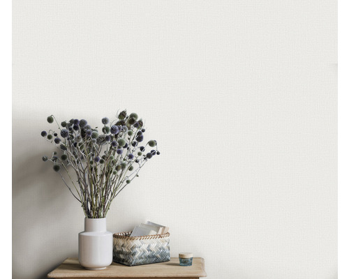 Detail štruktúrovanej tapety s vázou a dekoráciou na drevenom stole