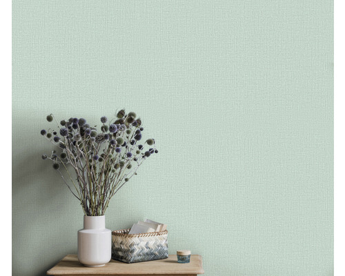 Svetlé textilné tapety v interiéri s dekoráciou na drevenom stole