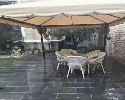 Záhradná scéna s altánkom, záhradným stolom a stoličkami na kamennej podlahe