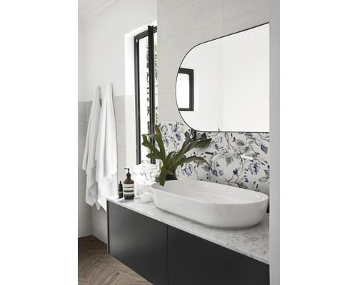 Moderná kúpeľňa s umývadlom, zrkadlom a kvetinovými obkladmi