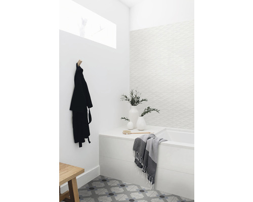 Svetlá kúpeľňa s vaňou, uterákom, rastlinami, županom a vzorovanou dlažbou