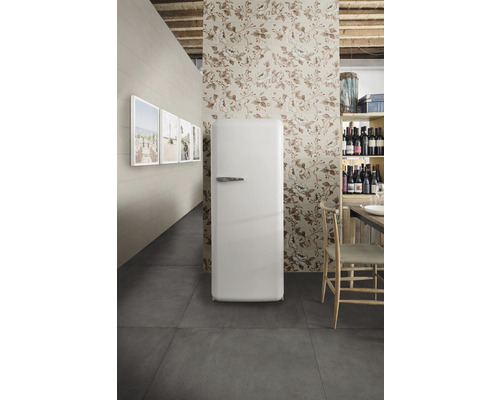 Svetlá miestnosť s kvetinovou stenou, sivou dlažbou a retro chladničkou.