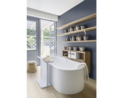 Svetlá kúpeľňa s vaňou, policami a rastlinami