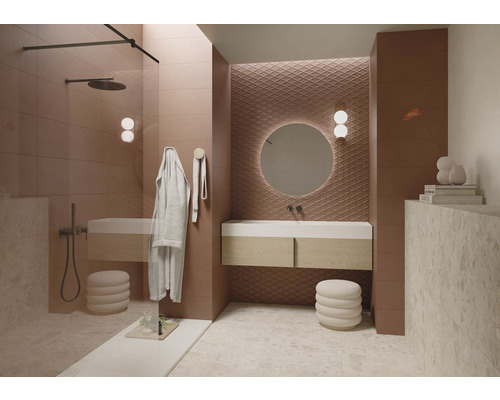 Moderná kúpeľňa so sprchou, umývadlom, zrkadlom a obkladmi