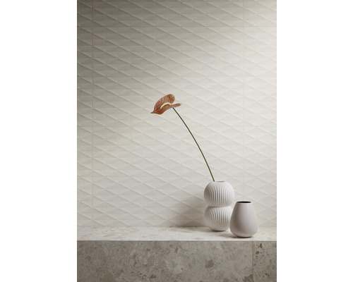 Svetlé obkladačky s trojrozmerným kosoštvorcovým vzorom a dekoratívne vázy