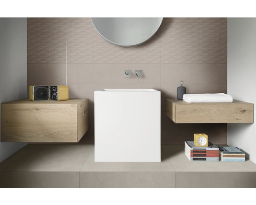 Dizajn kúpeľne s moderným umývadlom, drevenými skrinkami a obkladmi stien