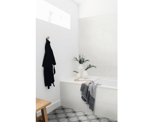 Kúpeľňa s vaňou, dlažba, uterák a župan