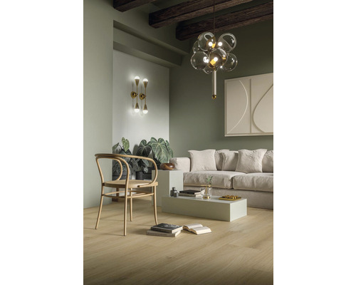 Obývacia izba s pohovkou, kreslom, konferenčným stolíkom a osvetlením