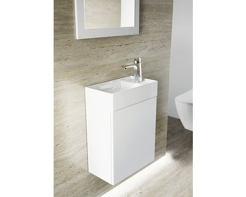 Kúpeľňa s umývadlovou skrinkou, batériou a zrkadlom