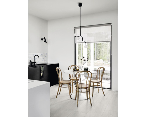 Jedáleň s jedálenským stolom, stoličkami a závesným svietidlom