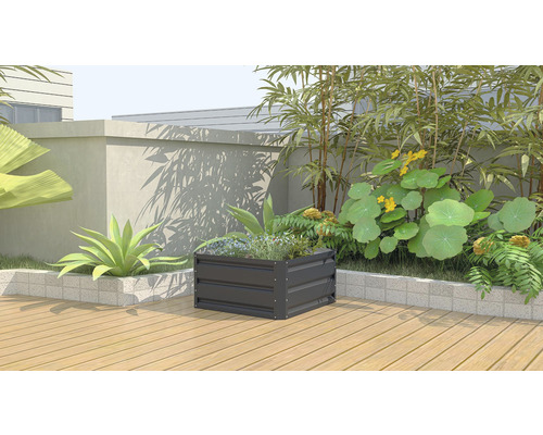 Kovový vyvýšený záhon s rastlinami v záhrade