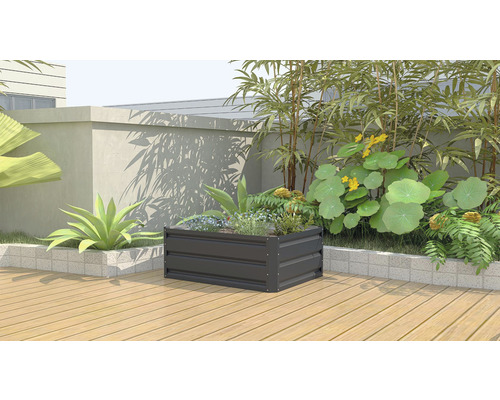 Kovový vyvýšený záhon s výsadbou v záhrade