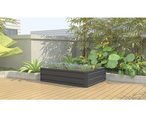 Kovový vyvýšený záhon osadený rastlinami v záhrade