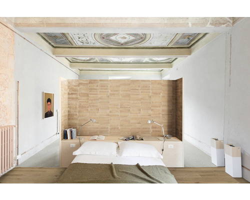 Svetlá spálňa s manželskou posteľou, nočnými lampami a dekoratívnym obkladom stien