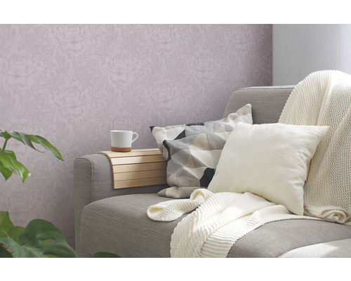 Obývacia izba s kvetinovou tapetou, gaučom a vankúšmi