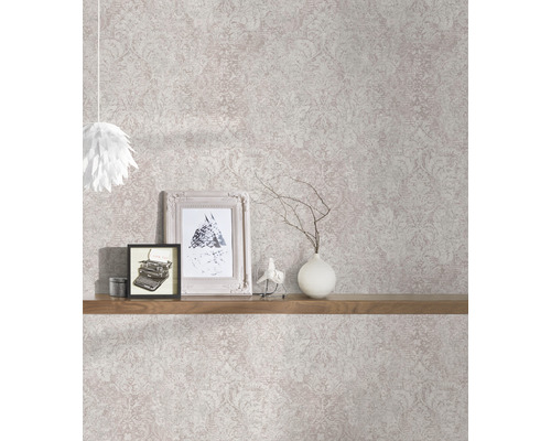 Príklad usporiadania s tapetou so vzorom, policou a dekoráciou