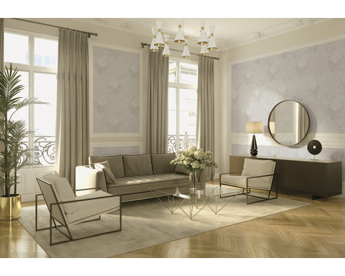 Svetlá obývacia izba s pohovkou, kreslami, stolom a dekoratívnou úpravou stien